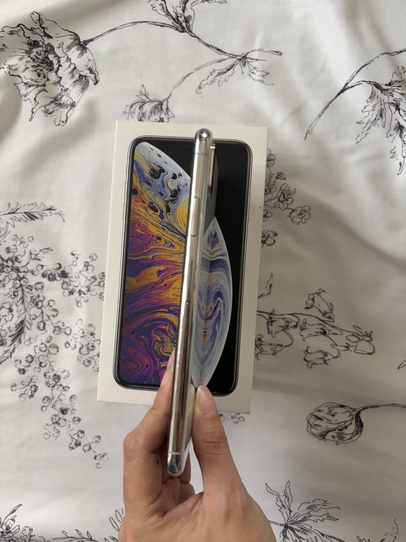 Iphone XS Max 256gb Color White (Category: iPhone X Series) located in Bulacan. Submitted by fallongallon (Listing ID 1468734792, Image 2). Description: 71% battery health as per photo Has a small crack top right portion of the screen Dual Physical Sim Negotiable .