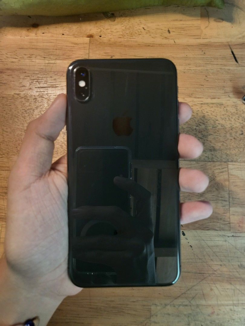 Iphone Xs Max - Black 64GB (Category: iPhone X Series) located in Santiago. Submitted by j_tech05 (Listing ID 1468768955, Image 1). Description: Original all parts, no history of repair. ✅️ Working all ✅️Factory unlocked 64 GB 71% Battery Health Unit Only Reason for selling: Need funds .
