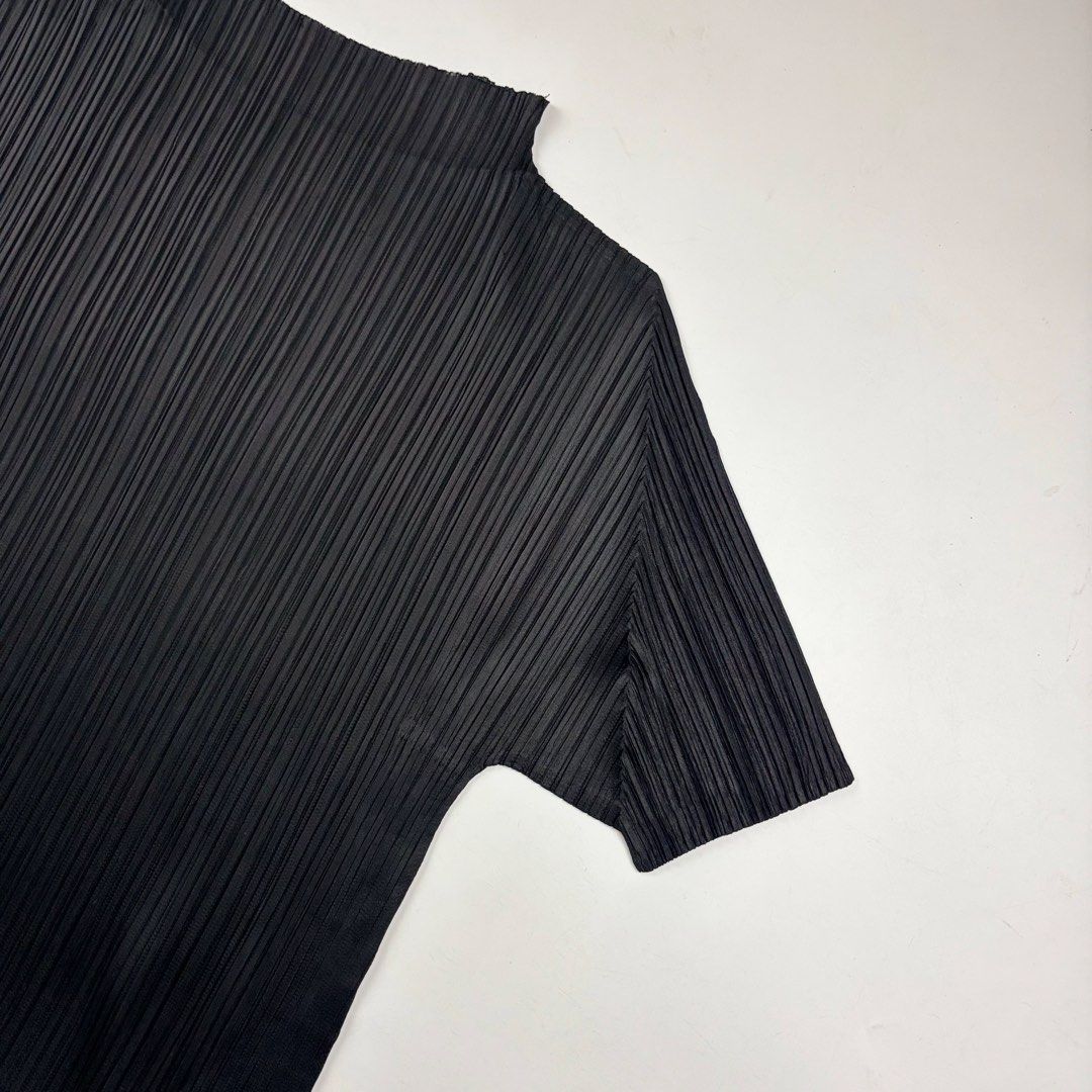 Issey Miyake Pleats Please Box Shoulder Pleated Top (Category: Blouses) located in Makati City. Submitted by ragrepository (Listing ID 1468731035, Image 3). Description: Issey Miyake Pleats Please Box Shoulder Pleated Top Tagged as 3 Length- 19” Pit to pit- 15.5” Sleeves- 9.5” Shoulder-13” Condition-9/10 Flaw- None .
