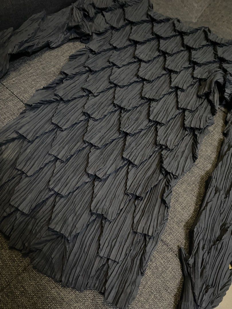 Issey miyake Trigle pleats (Category: Luxury Apparel) located in Caloocan City. Submitted by luxurymurayta888 (Listing ID 1468787416, Image 2). Description: as new.