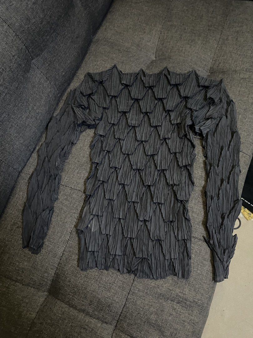 Issey miyake Trigle pleats (Category: Luxury Apparel) located in Caloocan City. Submitted by luxurymurayta888 (Listing ID 1468787416, Image 1). Description: as new.