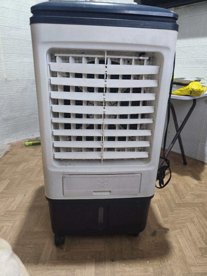 Iwata Jet S-10 Evaporative Air Cooler (Category: Air Conditioning and Heating) located in Cavite. Submitted by agatepjhesielyn (Listing ID 1468796766, Image 1). Description: - Brand/Model: Iwata Jet S-10 Evaporative Air Cooler - Cooling Performance: Honeycomb cooling pad at the back with 3 fan speeds and swing function - Ilan beses lang ito nagamit since nagpa aircon din agad. May bawas pa sa sure buyer. .