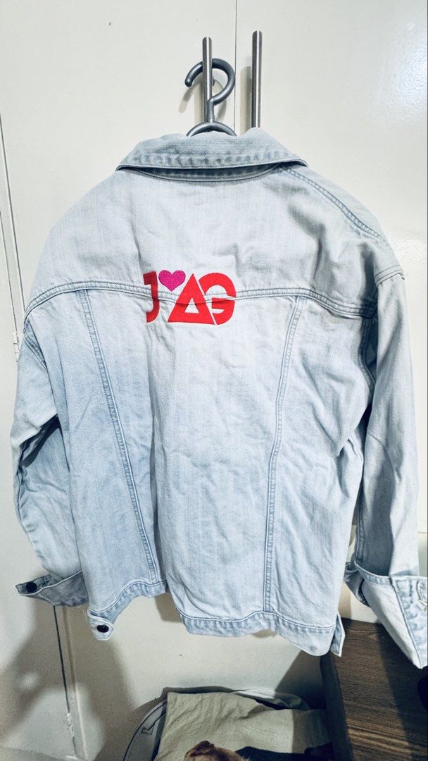 Jag Jeans Light Wash Denim Jacket Size L (Category: Coats, Jackets and Outerwear) located in Manila. Submitted by silentcrystal-26f2 (Listing ID 1468771608, Image 1). Description: - Brand: Jag Jeans (Est. 1976) - Size: Large - Color/Wash: Light wash denim - Design: Classic trucker style with button-up front and chest pockets - Special Detail: Bold red JAG logo embroidery with a pink heart on the back and signature red brand tag - Fit: Easy to lay
