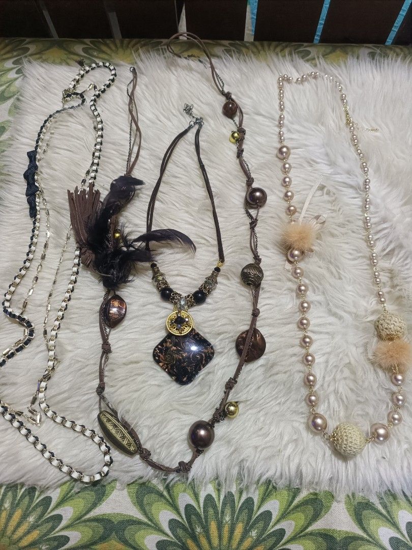 Japan accessories Bundled (Category: Necklaces) located in Cebu City. Submitted by elen30abalo (Listing ID 1468759747, Image 1). Description: - Set of 4 distinct necklaces for endless styling options - Styles range from bohemian to chic and geometric - Includes a black & white woven ribbon chain - Features a brown suede piece with feathers and tassels - Comes with a geometric black & copper pendant on cords - Complete with a long pearl chain acce