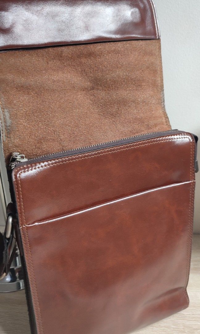 Jeep Mens Sling Bag Leather (Category: Sling Bags) located in Pasig City. Submitted by xcess_baggage (Listing ID 1468752295, Image 2). Description: Jeep Inspired Jingpin Brand. magnet lock not working - na dis align kasi yung magnet but still inside the bag nman..
