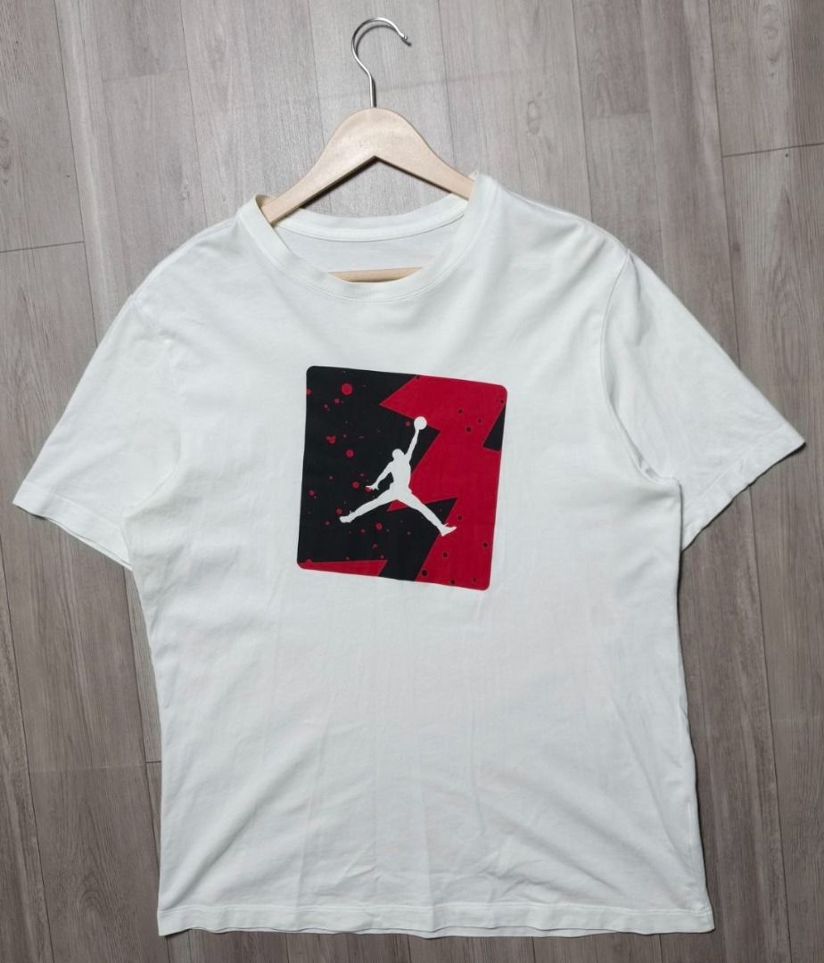 JORDAN POOLSIDE BOX JUMPMAN GRAPHIC TEE - WHITE (Category: Tshirts & Polo Shirts ) located in Manila. Submitted by ztfirtfritz (Listing ID 1468886235, Image 1). Description: JORDAN POOLSIDE BOX JUMPMAN GRAPHIC TEE - WHITE LEGIT CJ6245-100 XL MEASUREMENTS" SHOULDER: 18 SLEEVE: 9 PIT: 20 LENGTH: 28 EXCELLENT 400 + SF.