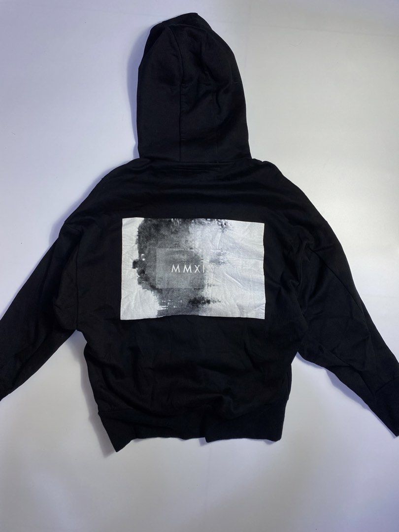 Julius S/S19 “BEELZEBUB” Hoodie (Category: Coats, Jackets and Outerwear) located in Manila. Submitted by streetw1se.ph (Listing ID 1468907911, Image 3). Description: Julius 7 Spring Summer 2019 collection Size:1 Width:23 Length:25 Shoulder:25 Sleeve length:19 Hem:17 adjustable (Measured in inches) -No major flaws -Like new condition -Made in japan -92% Cotton -3% Nylon.