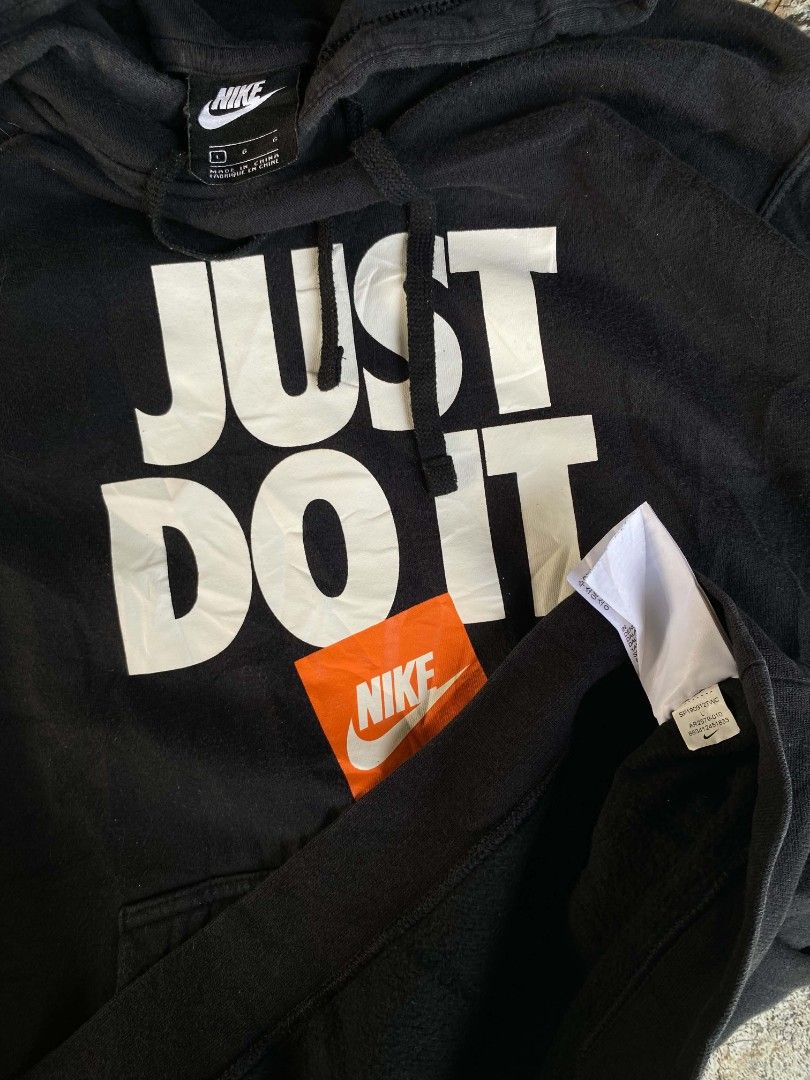 Just do it hoodie (Category: Coats, Jackets and Outerwear) located in Valencia. Submitted by neil_vincent (Listing ID 1468809773, Image 2). Description: Size large Excellent condition No issue.
