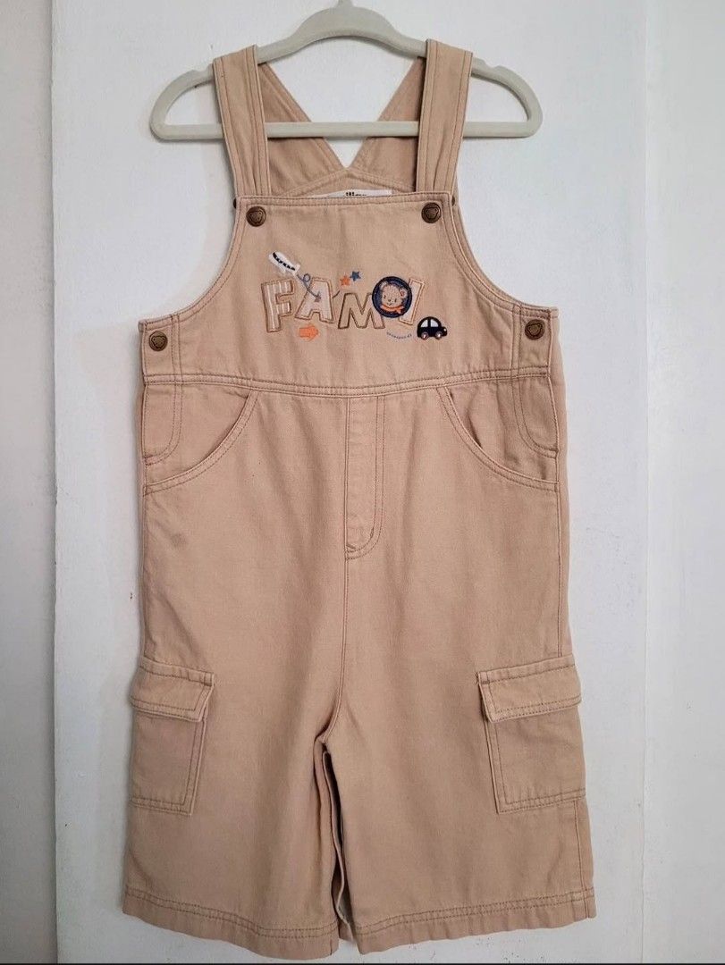 Khaki Familiar Bear Overalls (Category: Babies & Kids Fashion) located in Balanga. Submitted by marae_c (Listing ID 1468929512, Image 1). Description: Brand: Familiar In very.good condiition. minimal sign of use.has 1small stain sa isang pocket see last pic for ref. Other than that all goods and functional closures. Embroidered din front design nya.so cute! 🧸 Size 90 on tag Fits 2-2.5yrs old.