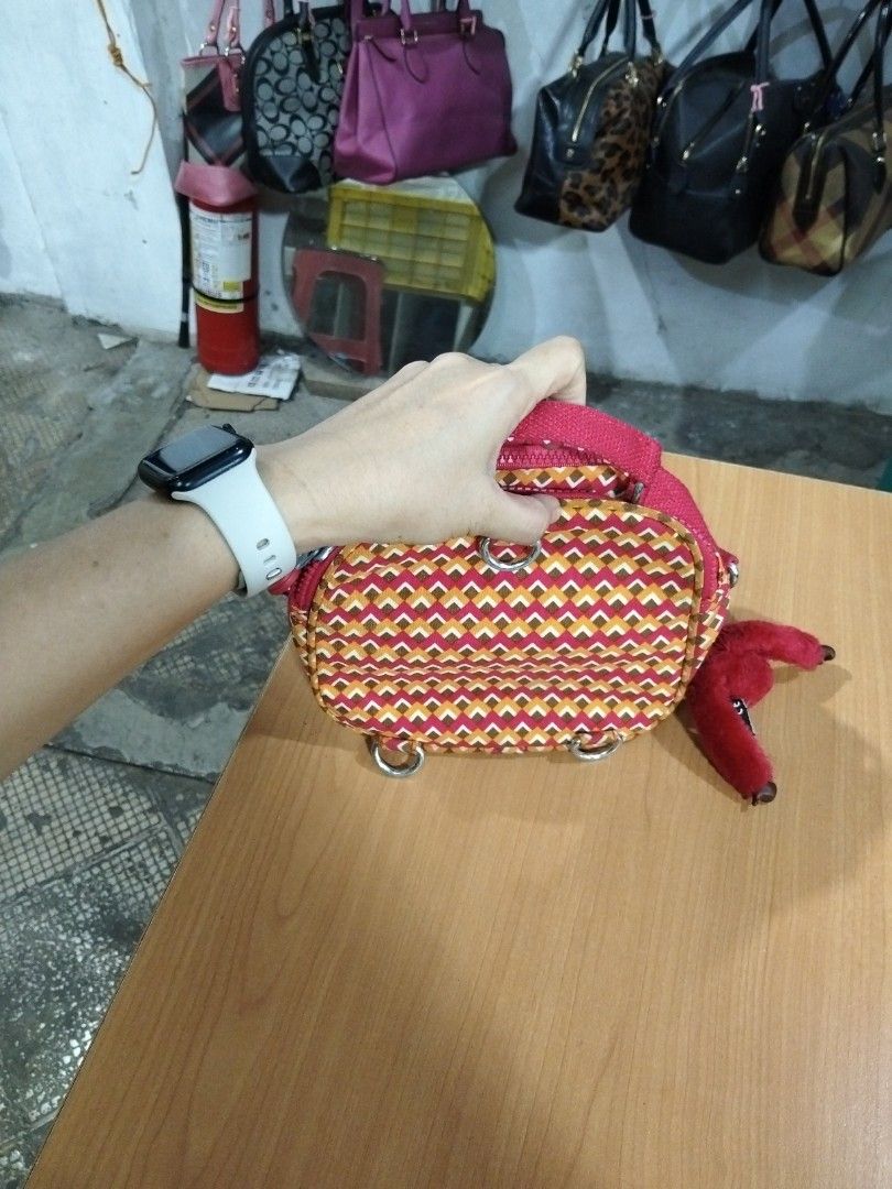 Kipling (Category: Cross-body Bags) located in El Salvador. Submitted by francheskaukayukay (Listing ID 1468717087, Image 3). Description: .