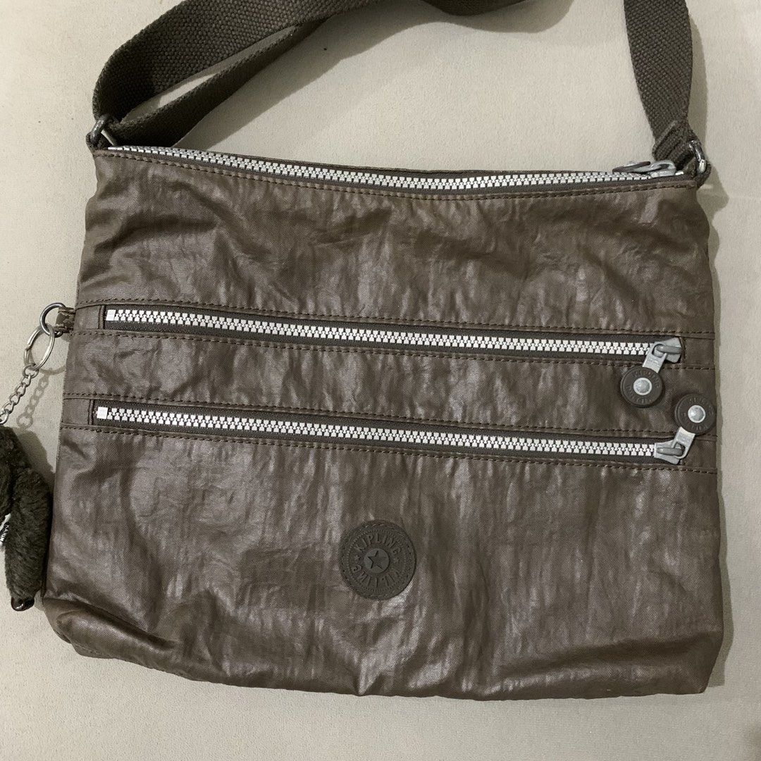 Kipling crossbody bag (Category: Cross-body Bags) located in Surigao. Submitted by luxxbytm.ph (Listing ID 1468796121, Image 2). Description: .