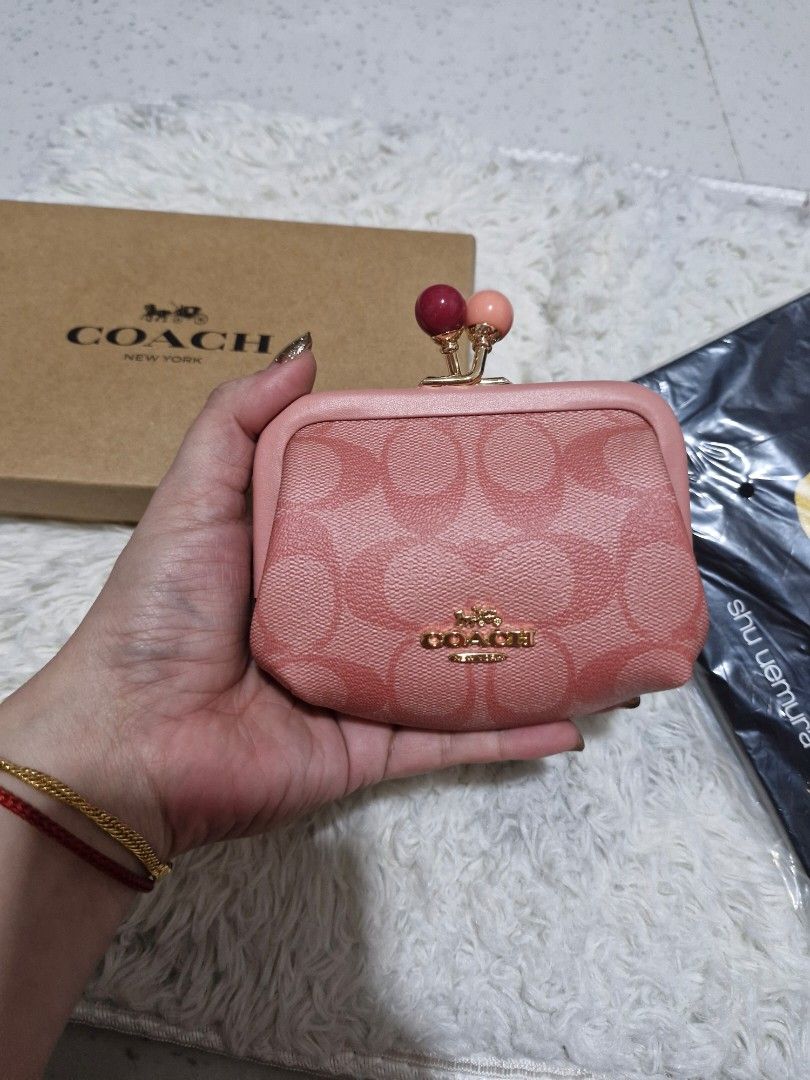 Kisslock purse (Category: Purses & Pouches) located in Manila. Submitted by victoryowl (Listing ID 1468769566, Image 2). Description: limited edition.