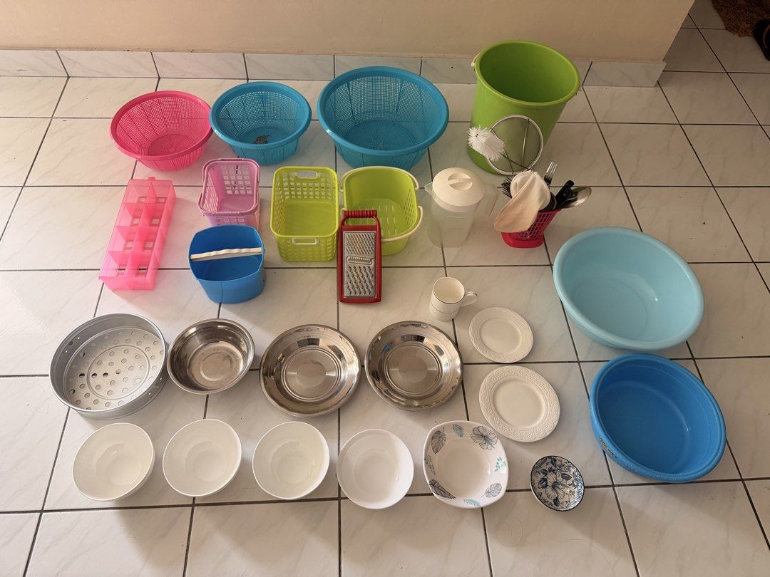 kitchenware bundle (Category: Cookware & Accessories) located in Kuala Lumpur. Submitted by mabelsoe_23 (Listing ID 1468745119, Image 1). Description: - All-in-one kitchen bundle: Includes plastic basins, colanders, stainless steel bowls, ceramic plates, bowls, food storage containers, and utensils in a holder - Variety of colors: Features charming blue, pink, green, and white pieces - Perfect for new homeowners: An essential set to easily set up