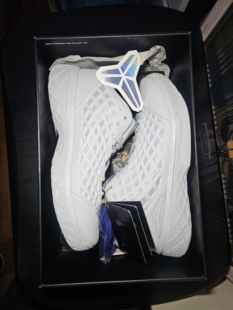 Kobe 3 Low Protro Pure Platinum Size 13 (Category: Casual Shoes) located in San Juan City. Submitted by frelite (Listing ID 1468817096, Image 1). Description: size 13 authentic san juan manila.