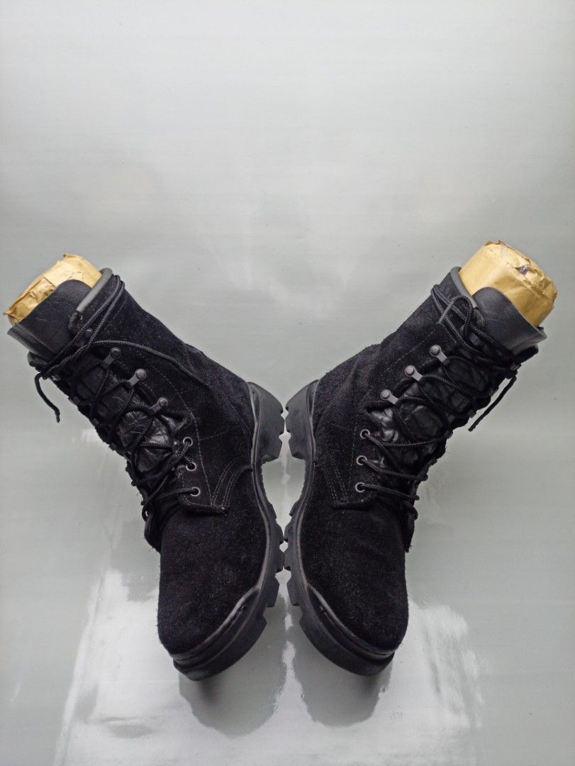Korean Army Combat Boots Black Suede Size 8 US (Category: Boots) located in Dasmarinas. Submitted by ziapatos (Listing ID 1468846183, Image 2). Description: K∅rean army combat boots in black suede. Size 7 UK, 8 US Men, 41 Euro, 26 cm via tape measure. Rugged rubber lug sole, lace-up front with metal eyelets and hooks. Tough utility style footwear. EXCELLENT CONDITION Php 1,650 ONLY + Sf Mop Via Gcash No Cop / No Cod Cour: J&t , Lbc , Lalamove DM 