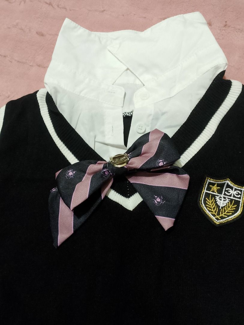 korean high school vest top (Category: Blouses) located in Quezon City. Submitted by ivriory.wolfie (Listing ID 1468823813, Image 3). Description: Pre-owned Korean high school vest with detachable bow Stretchy bottom part Not hugging fit Versatile: pair with jeans or skirt Size S-M Reference Size: 5'2 ft, 49kg Location: Quezon City Landmark: Fishermall BUYER will shoulder shipping fee. MOP: E-wallets (Gcash/Maya).