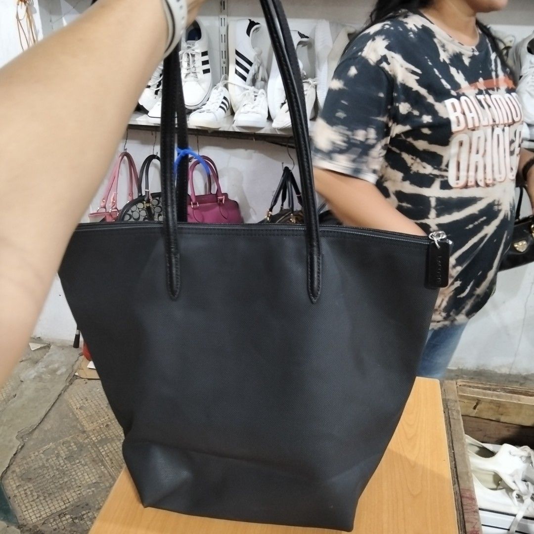 Lacoste (Category: Shoulder Bags) located in El Salvador. Submitted by francheskaukayukay (Listing ID 1468717472, Image 3). Description: .