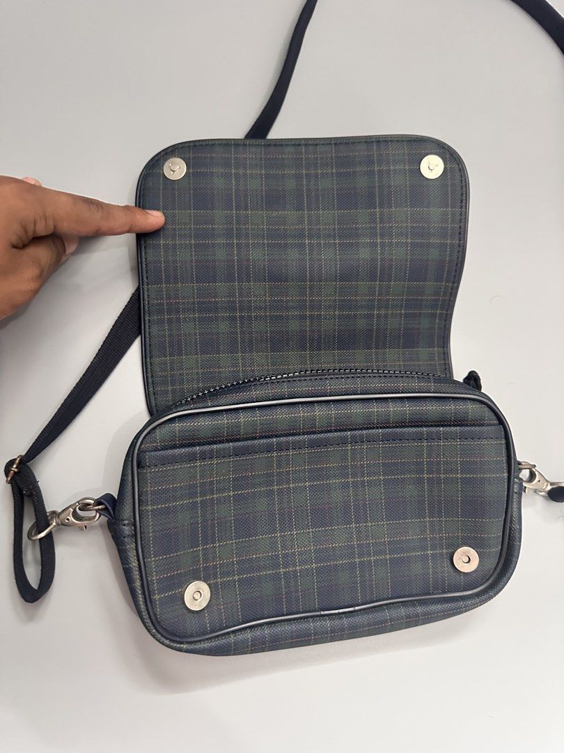 Lacoste Sling Bag (Category: Activewear) located in Manila. Submitted by thriftavenueph (Listing ID 1468725295, Image 3). Description: Fs: Lacoste Sling Bag Condition: excellent, no cracks, no stain, no holes, working all magnet and zippers Price: 3,500.