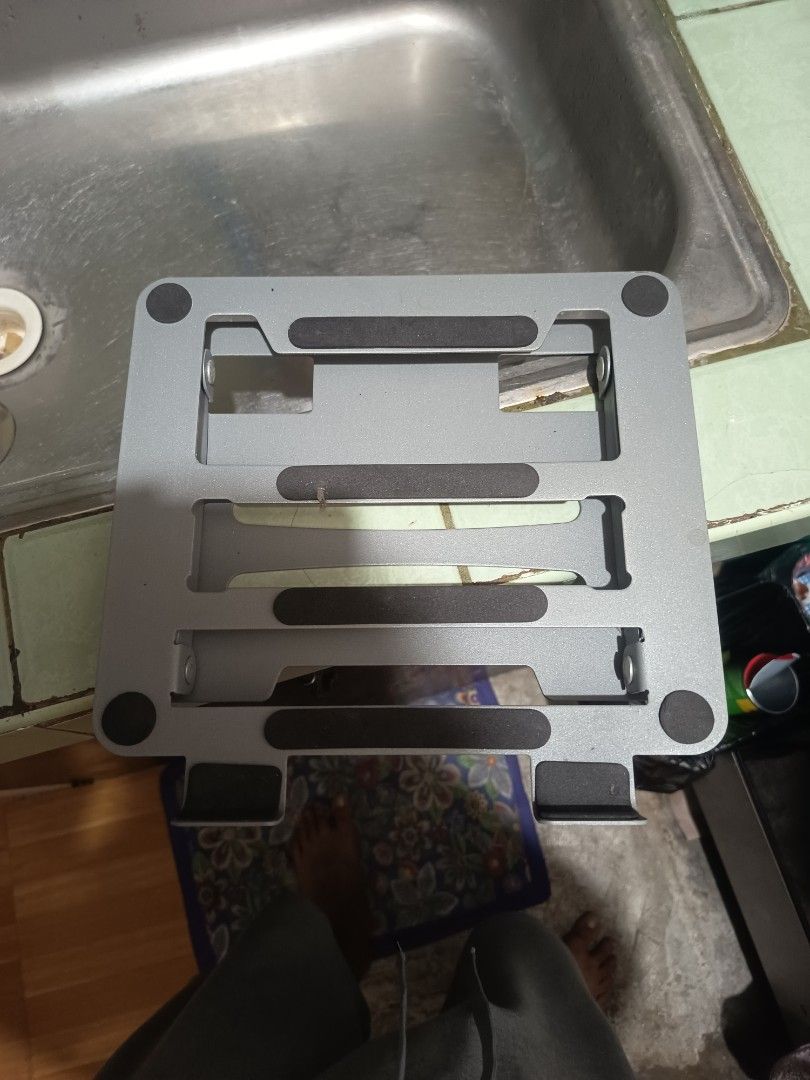 LAPTOP STAND (Category: Other Accessories) located in Manila. Submitted by kidn3xtdoor (Listing ID 1468786856, Image 1). Description: FREE KAYO NA BAHALA MAG PALALAMOVE PANDACAN MANILA.