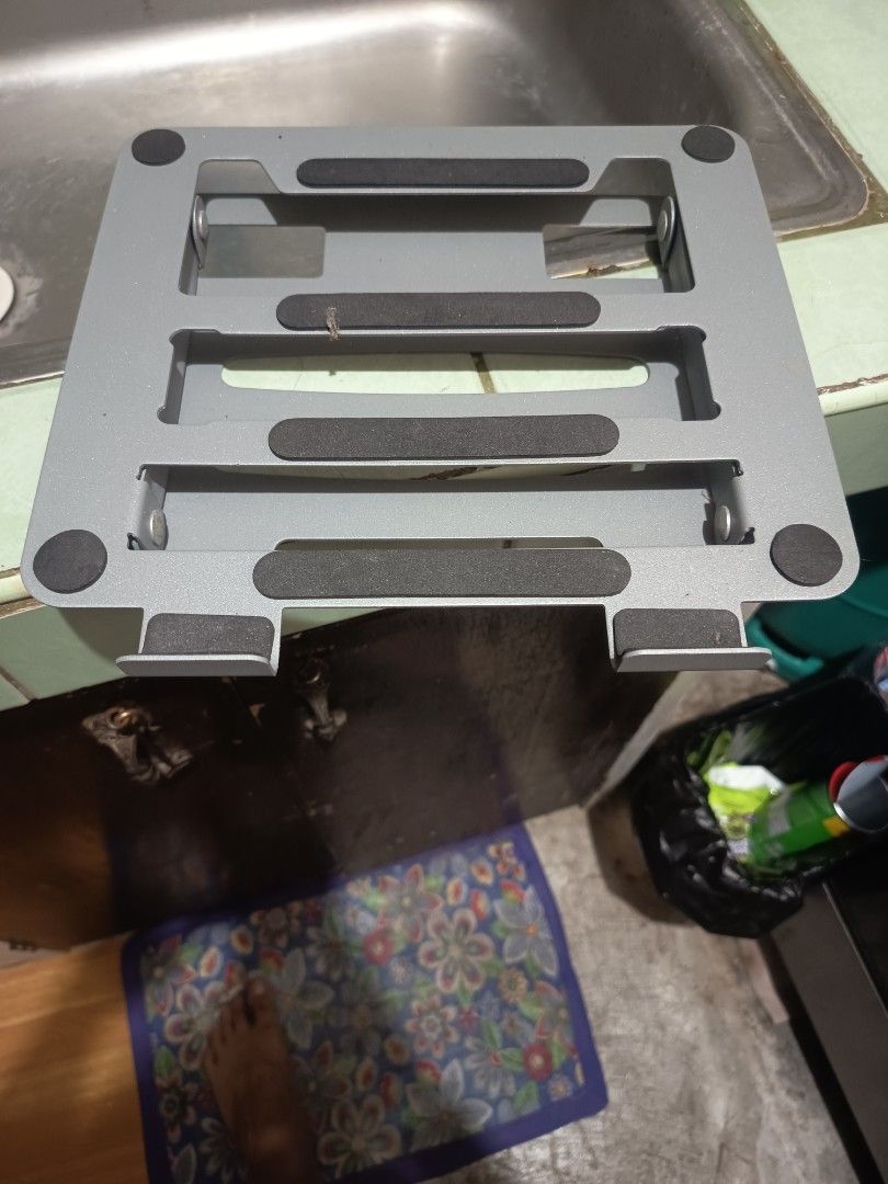 LAPTOP STAND (Category: Other Accessories) located in Manila. Submitted by kidn3xtdoor (Listing ID 1468786856, Image 2). Description: FREE KAYO NA BAHALA MAG PALALAMOVE PANDACAN MANILA.