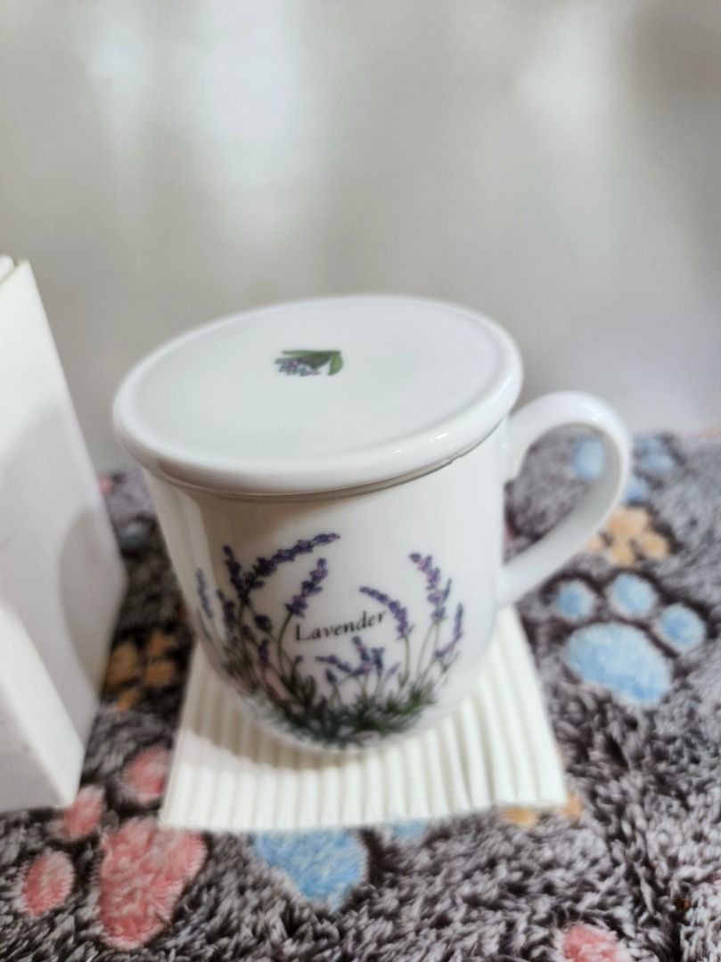Lavender ceramic mug with lid and original box (Category: Coffee & Tea Tableware) located in San Leonardo. Submitted by burgossanleonardo.12345 (Listing ID 1468766039, Image 3). Description: - Product: White ceramic mug with purple lavender graphics and matching lid - Size: ~10 cm tall, ~8 cm diameter - Condition: Brand new, stored safely in its original plain white box - Perfect for: Daily coffee/tea use, table decor, or as a gift - Shipping: Pa