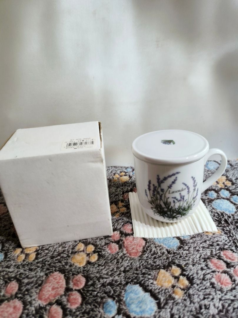 Lavender ceramic mug with lid and original box (Category: Coffee & Tea Tableware) located in San Leonardo. Submitted by burgossanleonardo.12345 (Listing ID 1468766039, Image 1). Description: - Product: White ceramic mug with purple lavender graphics and matching lid - Size: ~10 cm tall, ~8 cm diameter - Condition: Brand new, stored safely in its original plain white box - Perfect for: Daily coffee/tea use, table decor, or as a gift - Shipping: Pa