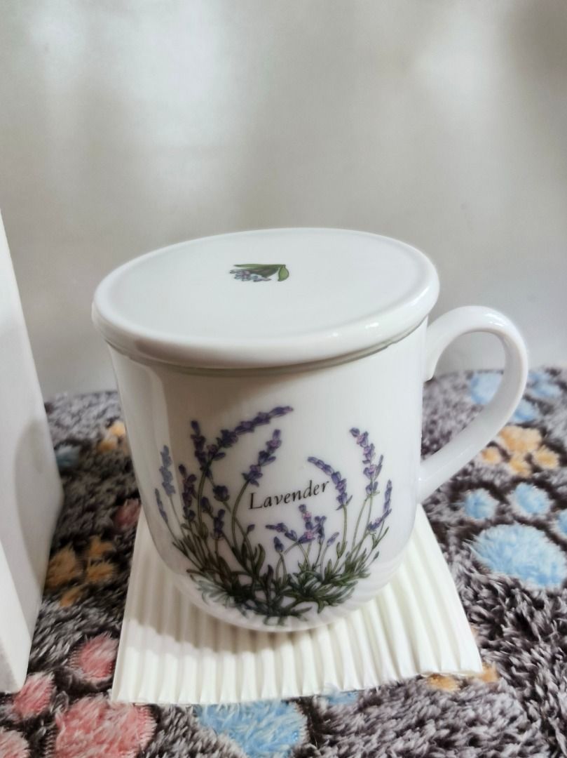 Lavender ceramic mug with lid and original box (Category: Coffee & Tea Tableware) located in San Leonardo. Submitted by burgossanleonardo.12345 (Listing ID 1468766039, Image 2). Description: - Product: White ceramic mug with purple lavender graphics and matching lid - Size: ~10 cm tall, ~8 cm diameter - Condition: Brand new, stored safely in its original plain white box - Perfect for: Daily coffee/tea use, table decor, or as a gift - Shipping: Pa