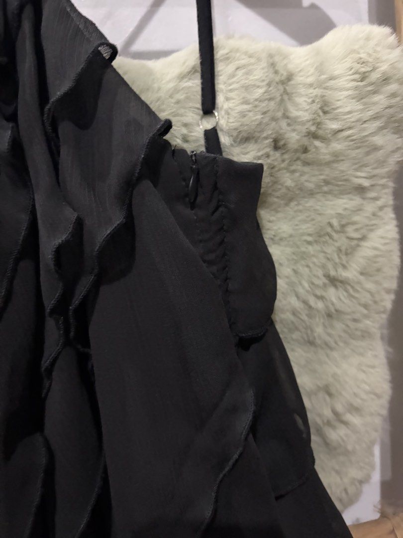 Layeres Dress Black (Category: Dresses) located in Pateros City. Submitted by lovealy_07 (Listing ID 1468804360, Image 3). Description: Orig price: 755 Shein Medium sized Used once only Sage Green Backless One sided style Lenght: 29 inches .