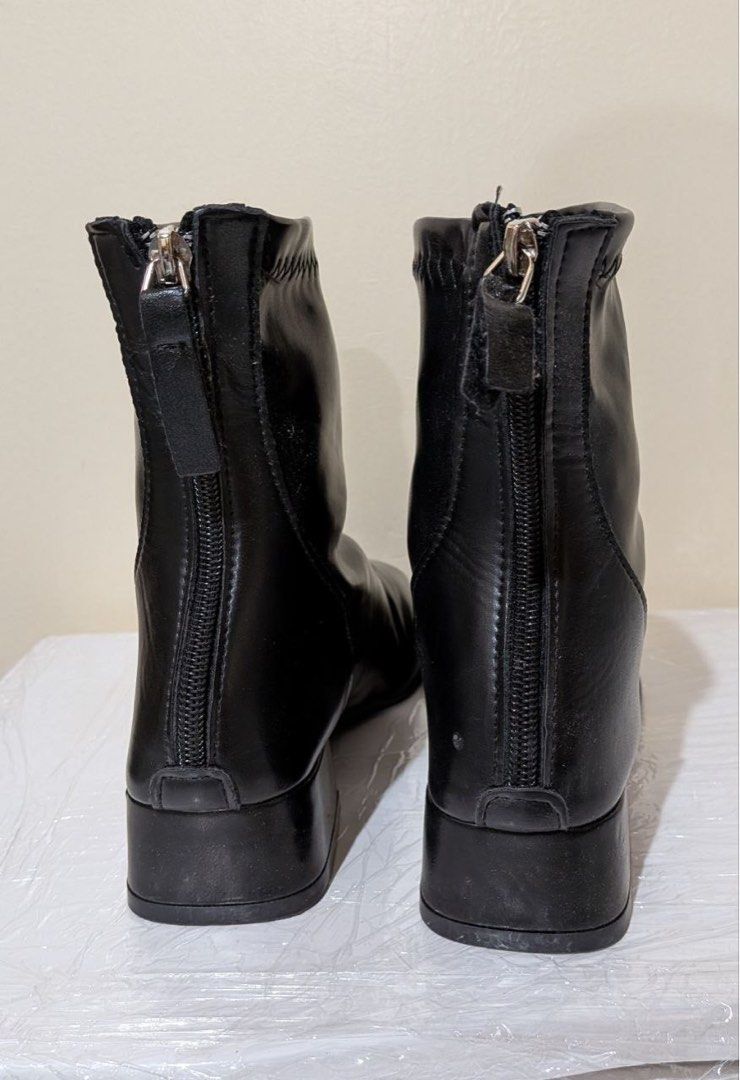 Leather ankle boots heeled (Category: Boots) located in Baguio. Submitted by suffering (Listing ID 1468920138, Image 3). Description: Baguio .