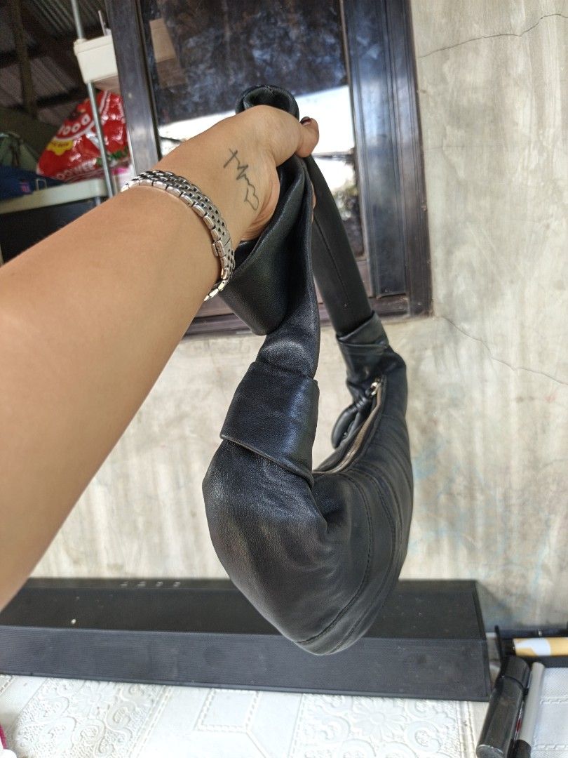 Leather crossbody bag (Category: Cross-body Bags) located in Quezon, Isabela. Submitted by ukay-ukaybylyn (Listing ID 1468724670, Image 3). Description: ganda ng leather neto wala sya branding naka ykk madumi sa loob and minimal fade sa last picture..