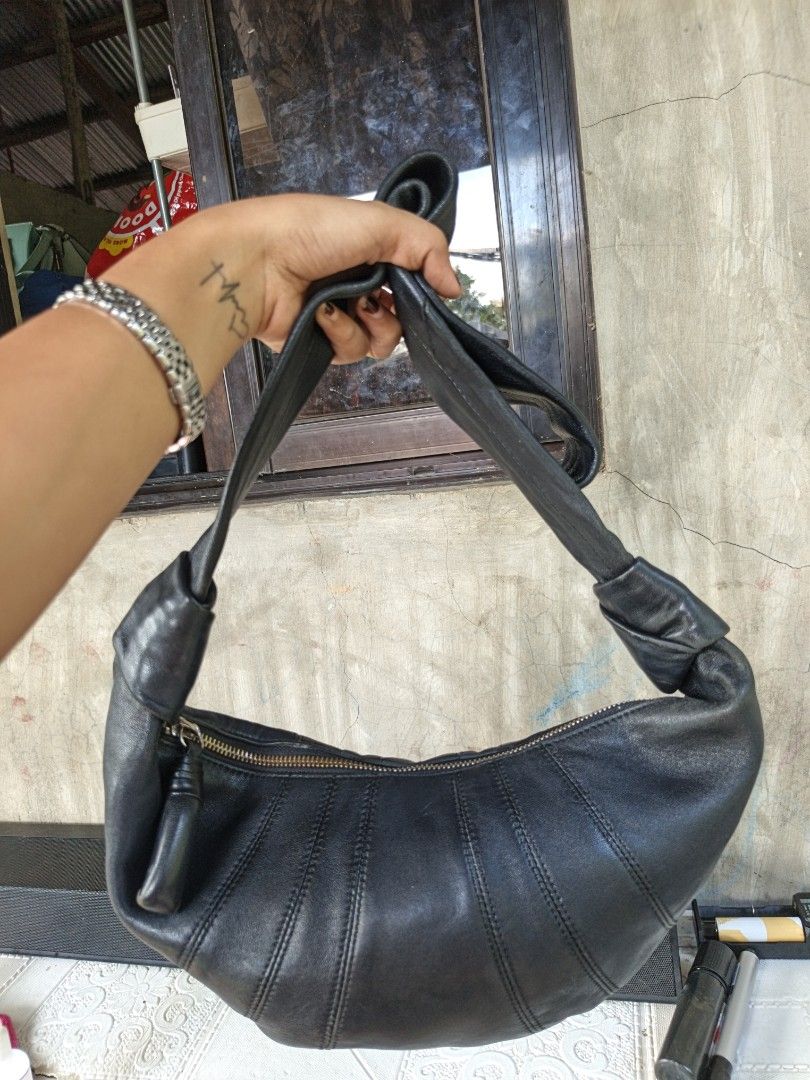 Leather crossbody bag (Category: Cross-body Bags) located in Quezon, Isabela. Submitted by ukay-ukaybylyn (Listing ID 1468724670, Image 2). Description: ganda ng leather neto wala sya branding naka ykk madumi sa loob and minimal fade sa last picture..