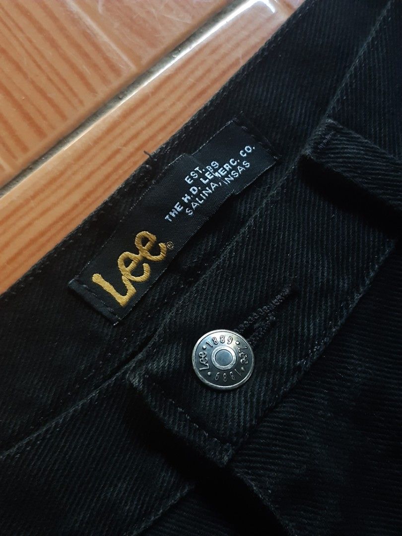 LEE BLACK DENIM HARDPATCH JORTS (Category: Shorts) located in Bauang. Submitted by 2ndskinz_by.irie (Listing ID 1468732560, Image 2). Description: LEE BLACK DENIM HARDPATCH JORTS SIZE: waist 38" length: 22" leg opening: 12" 9/10 color rate lightly used still in crisp condition Php 800 shipped shipping via jnt express LA UNION 📍 DM📩.