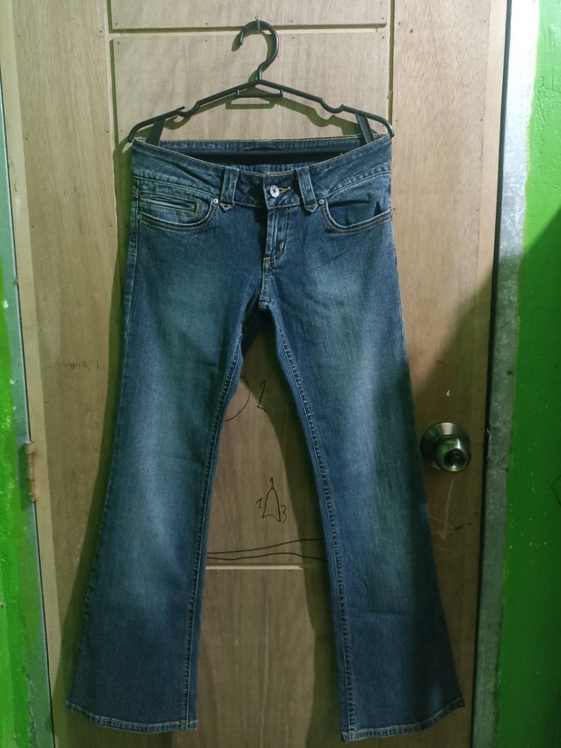 Lee Pipes 08 Denim Jeans flared (Category: Undergarments & Loungewear) located in Tarlac. Submitted by allinoneshop2178 (Listing ID 1468741205, Image 1). Description: - Brand/Model: Lee Pipes 08 bootcut jeans - Color/Wash: Classic blue wash with subtle fading - Waist: Mid-rise with button closure and belt loops - Pockets: Distinctive back pocket stitching with secure flap closures - Size: Tagged 27 x 35.5 - Condition: Great quality classic denim 