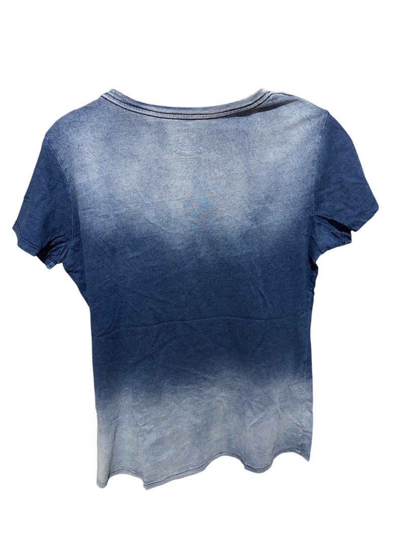 Lee Stylistic Blue Gradient T-Shirt Size L (Category: Tshirts & Polo Shirts ) located in Antipolo. Submitted by joyeduarte175 (Listing ID 1468863200, Image 2). Description: - Brand: Lee - Size: L (tag printed inside collar) - Color/Design: Blue with faded ombre gradient wash and large white chest logo - Style: Short sleeves, round neckline, classic vintage wash - Material: Soft and comfortable cotton - Condition: Excellent pre-loved/ready to wear