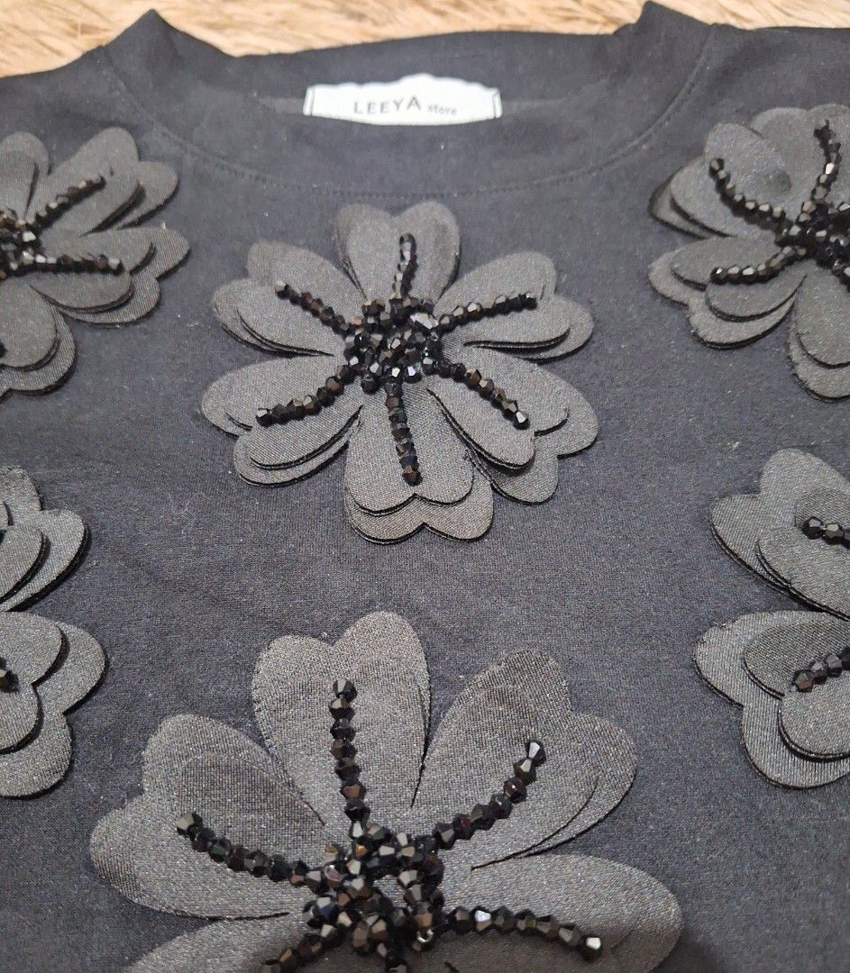Leeya Shirt (Category: Shirts) located in Quezon City. Submitted by ilovebigbrands (Listing ID 1468745996, Image 2). Description: Used once. Can fit small to medium. High quality and very stretchable material..