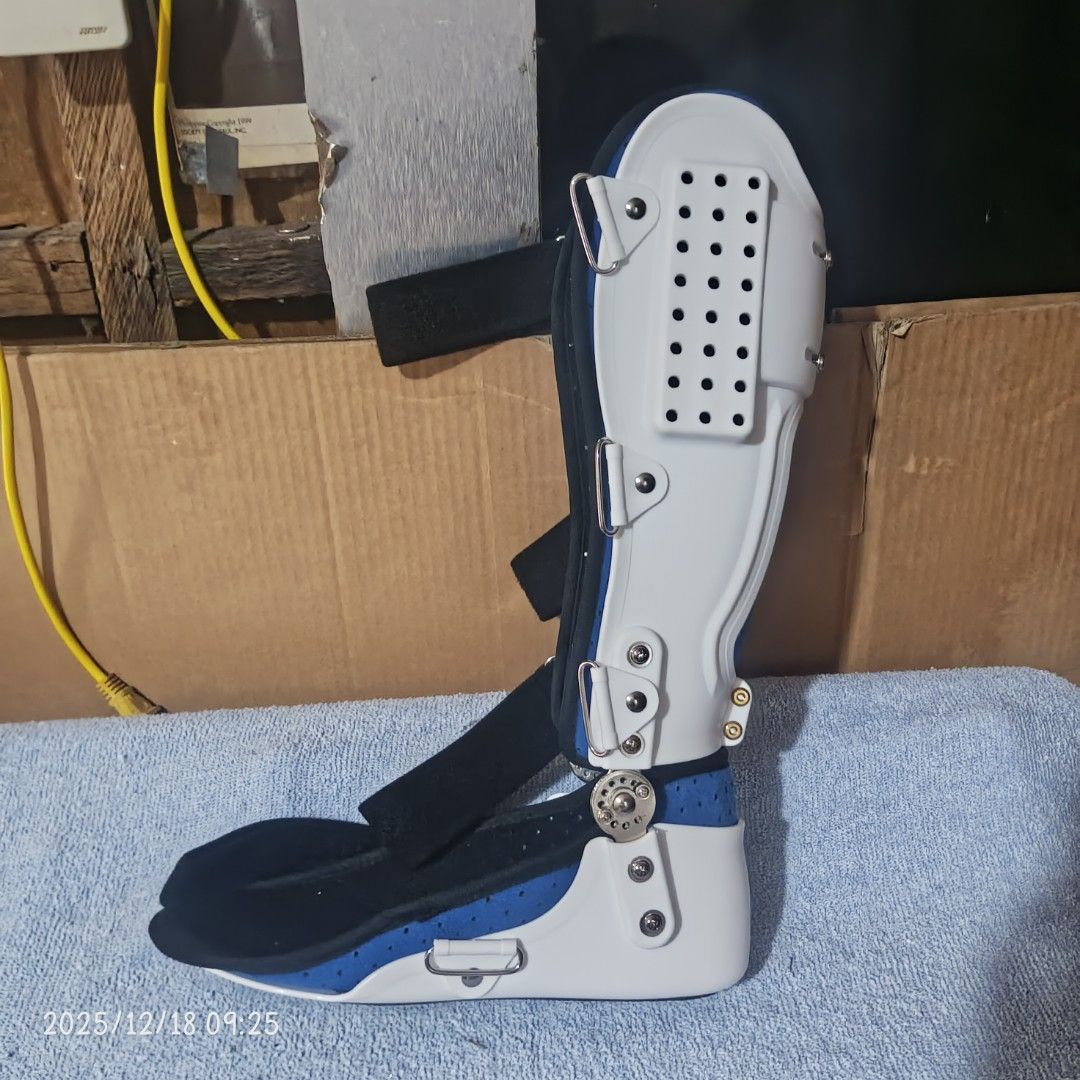 LEG SUPPORT (Category: Medical Supplies & Tools) located in Pasig City. Submitted by rhinag (Listing ID 1468927616, Image 1). Description: Pasig loc lalamove delivery used once size large fit for left foot.