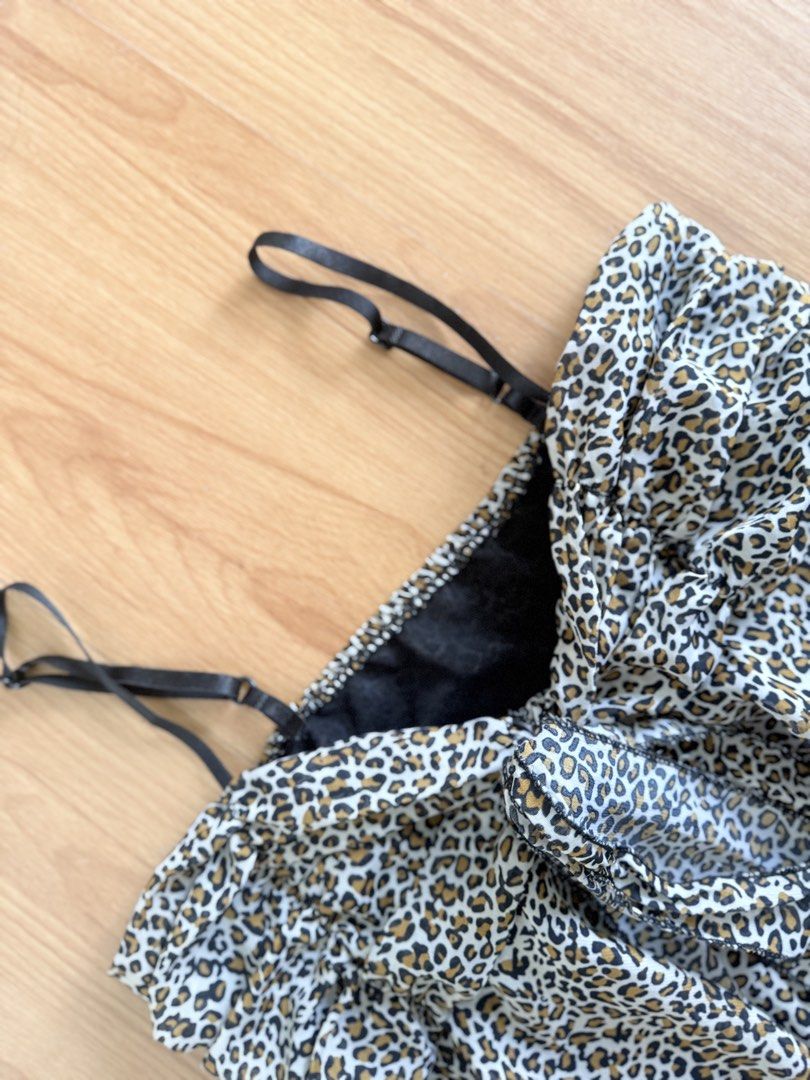 Leopard print sleeveless (Category: Sleeveless) located in Manila. Submitted by lovela.333 (Listing ID 1468863090, Image 2). Description: Its a stappy but I prefer the tube look.