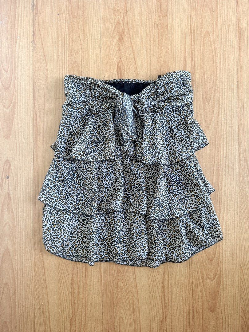 Leopard print sleeveless (Category: Sleeveless) located in Manila. Submitted by lovela.333 (Listing ID 1468863090, Image 1). Description: Its a stappy but I prefer the tube look.