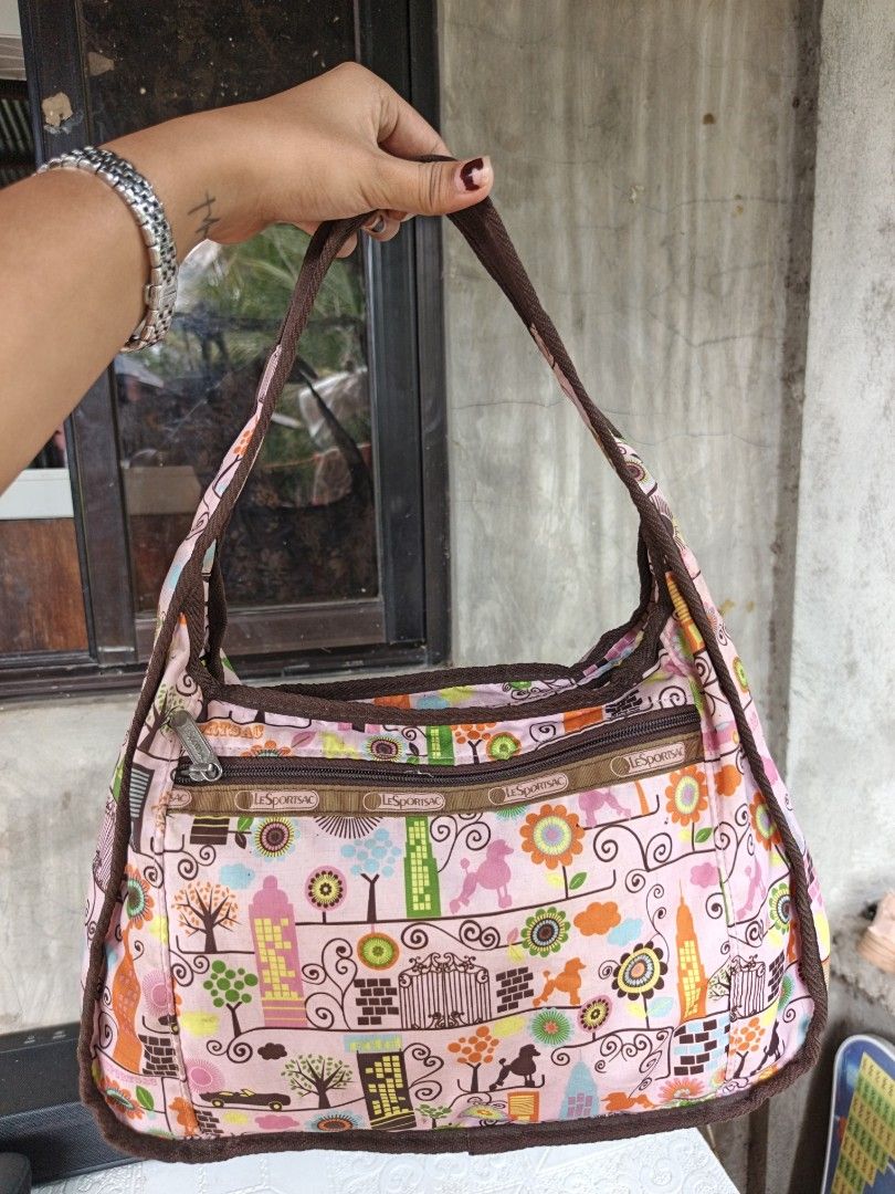 Lesportsac shoulder bag (Category: Shoulder Bags) located in Quezon, Isabela. Submitted by ukay-ukaybylyn (Listing ID 1468724492, Image 2). Description: medium size need laba.