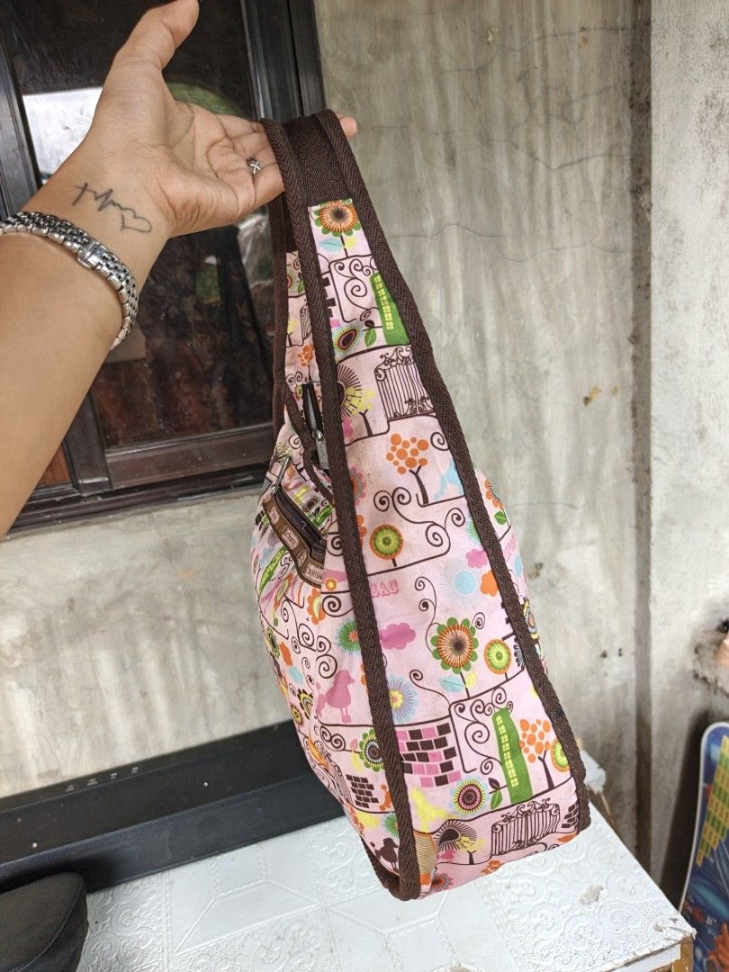 Lesportsac shoulder bag (Category: Shoulder Bags) located in Quezon, Isabela. Submitted by ukay-ukaybylyn (Listing ID 1468724492, Image 3). Description: medium size need laba.