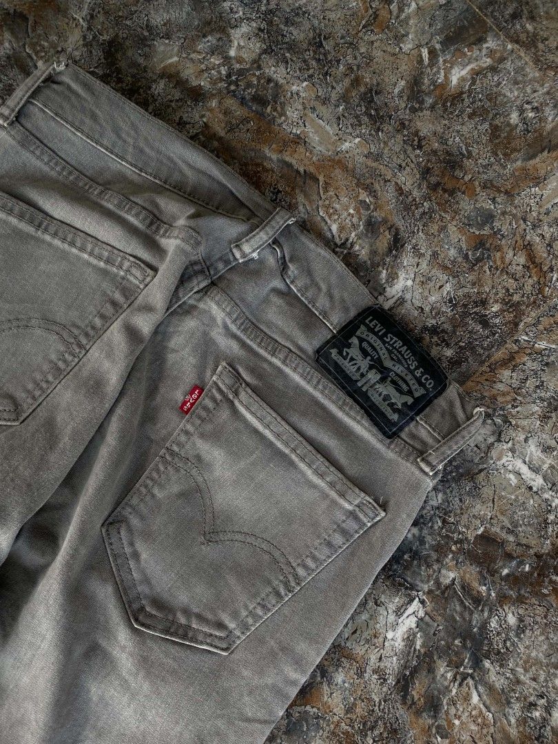 Levi's (Category: Jeans) located in Valencia. Submitted by neil_vincent (Listing ID 1468812285, Image 3). Description: 32w 42L Excellent condition No issue Authentic.