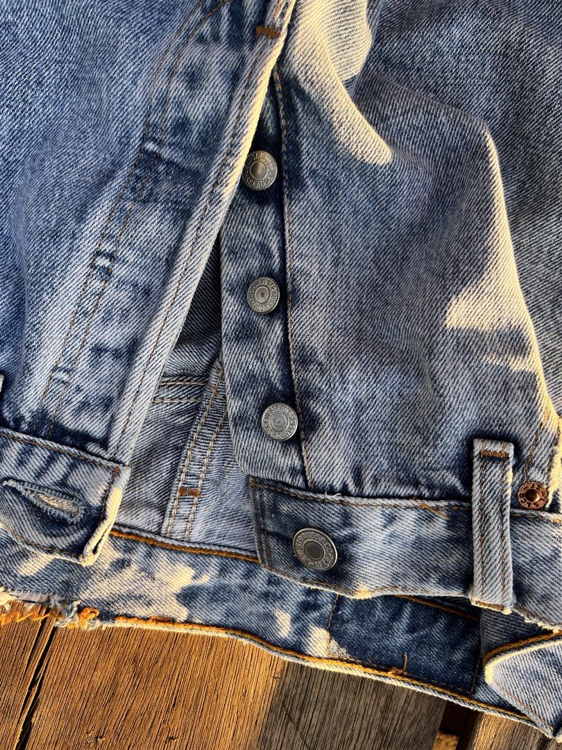 Vintage Levi's 501 (Category: Jeans) located in Mapandan. Submitted by thriftyfits.670 (Listing ID 1468927114, Image 3). Description: - Brand: Levi's 501 Authentic - Wash: Light Blue size 29 fit to 30-31 41 12 8 issue: distressed in waist .