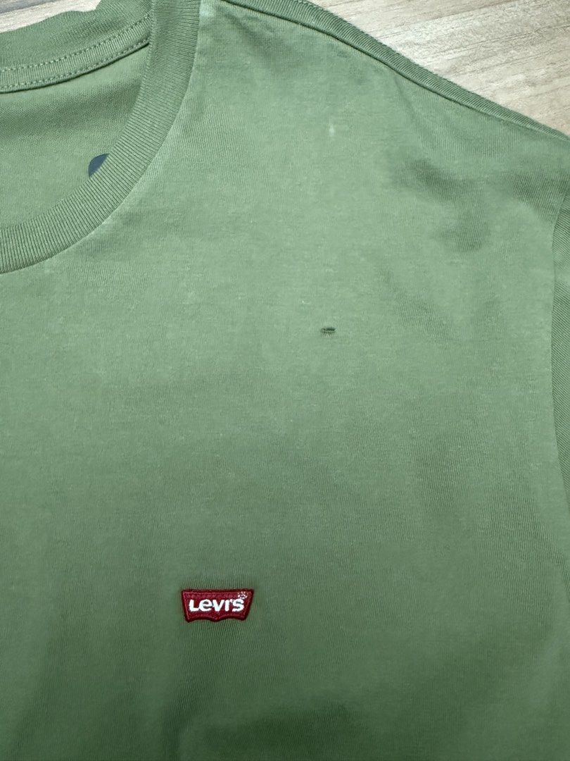 Levis basic Tee (ROSAK) (Category: Tshirts & Polo Shirts) located in Klang. Submitted by randomshopkl (Listing ID 1468759851, Image 2). Description: Levis basic Tee (ROSAK) Defect got hole Never worn with tag Size XL Pit 24 Length 29 Price : RM 20 Free Pos .