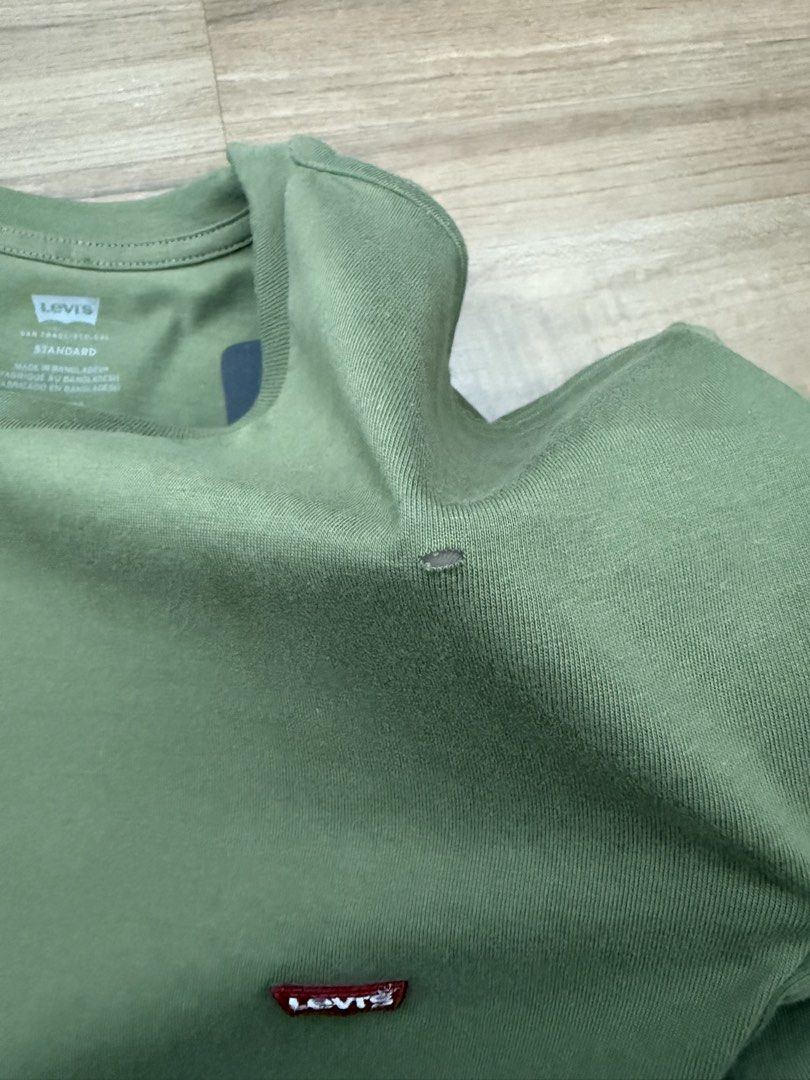 Levis basic Tee (ROSAK) (Category: Tshirts & Polo Shirts) located in Klang. Submitted by randomshopkl (Listing ID 1468759851, Image 3). Description: Levis basic Tee (ROSAK) Defect got hole Never worn with tag Size XL Pit 24 Length 29 Price : RM 20 Free Pos .