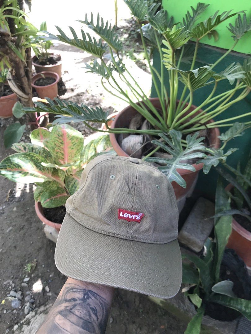 Levi's Batwing Logo Snapback Cap (Category: Caps & Hats) located in Cebu City. Submitted by whytruekoy (Listing ID 1468723222, Image 1). Description: Levi's Batwing Logo Snapback Cap Authentic Moss Green Colorway One size fits all Excellent.