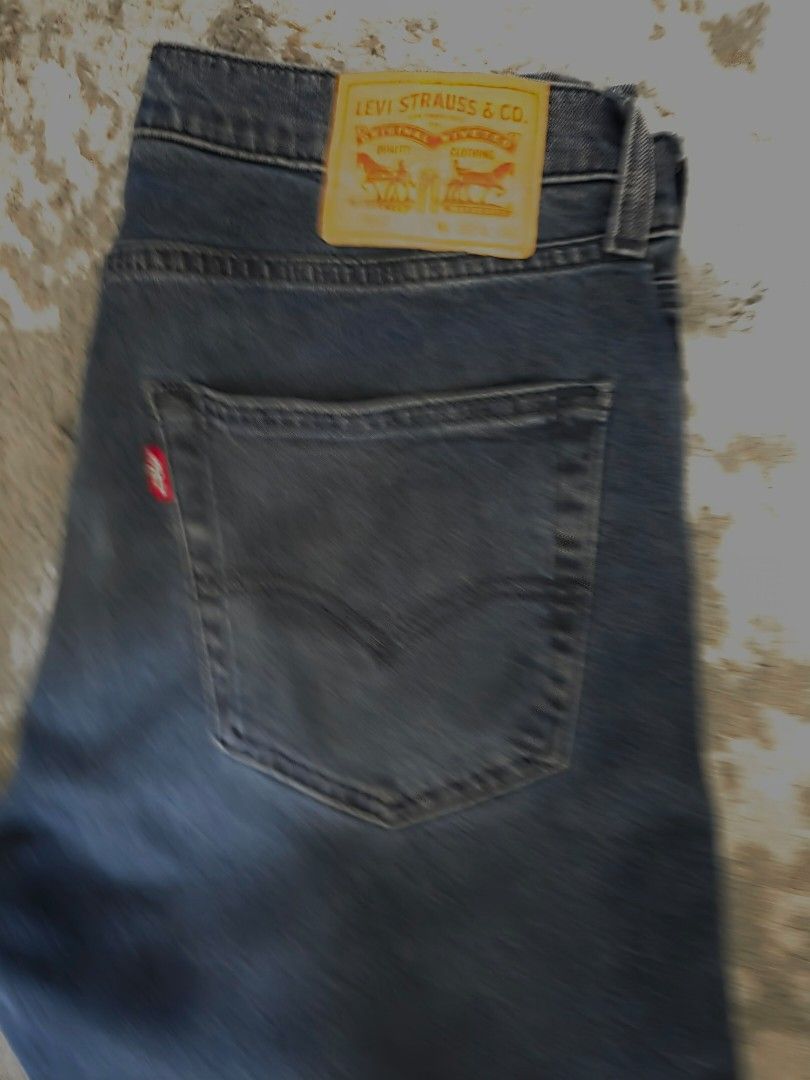 Levi's Dark Blue Denim Jeans 511 size 32 (Category: Jeans) located in Mandaluyong City. Submitted by thematrix17 (Listing ID 1468718889, Image 2). Description: - Classic Levi's jeans in a versatile dark wash denim - Functional 5-pocket styling with printed interior pocket lining - Iconic leather back patch and signature red tab on the rear pocket - Great everyday staple piece for your rotation Great Condition, no stains or damage size 32 Slim Fit
