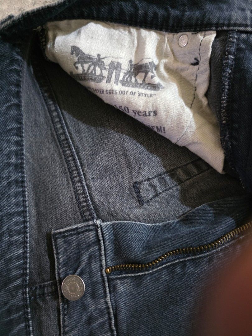 Levi's Dark Blue Denim Jeans 511 size 32 (Category: Jeans) located in Mandaluyong City. Submitted by thematrix17 (Listing ID 1468718889, Image 3). Description: - Classic Levi's jeans in a versatile dark wash denim - Functional 5-pocket styling with printed interior pocket lining - Iconic leather back patch and signature red tab on the rear pocket - Great everyday staple piece for your rotation Great Condition, no stains or damage size 32 Slim Fit