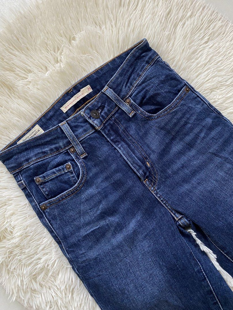 LEVIS HIGH-RISE BOOTCUT (Category: Jeans) located in Aloguinsan. Submitted by zianna10 (Listing ID 1468850290, Image 2). Description: Size 25 Stretchable No issue.