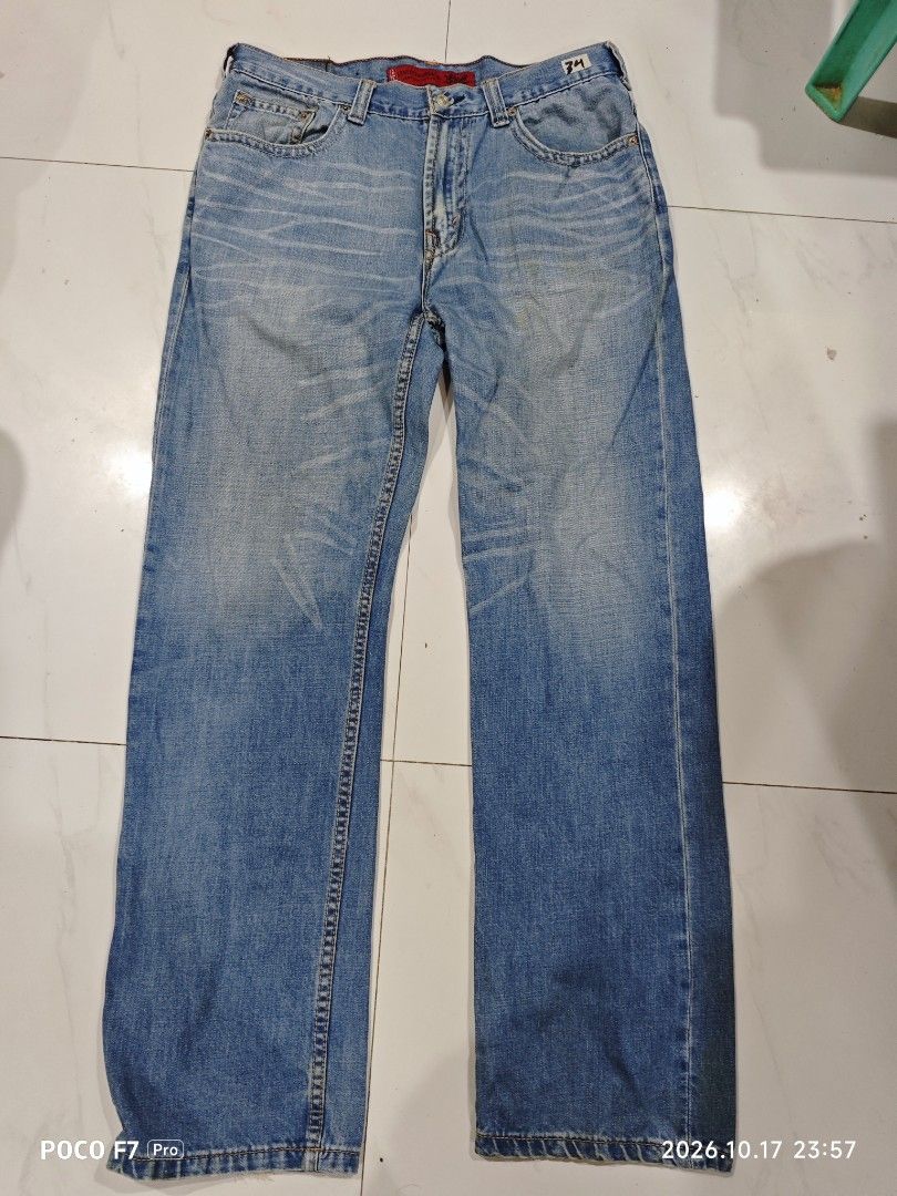 Levi's jeans pants (Category: Activewear) located in Mexico. Submitted by josephnuqui1980 (Listing ID 1468761220, Image 2). Description: Model/Fit: Lot 506 (Historically, Lot 506 is famous as the designation for Levi's legendary 1905 Type I denim jacket, but Levi's has also utilized the 506 number for specific regional or vintage-inspired straight-leg denim fits). Size: W 34 L 34 (Waist 34 inches, Inseam/Length 34 inches). Color/Wash: Light-to-me