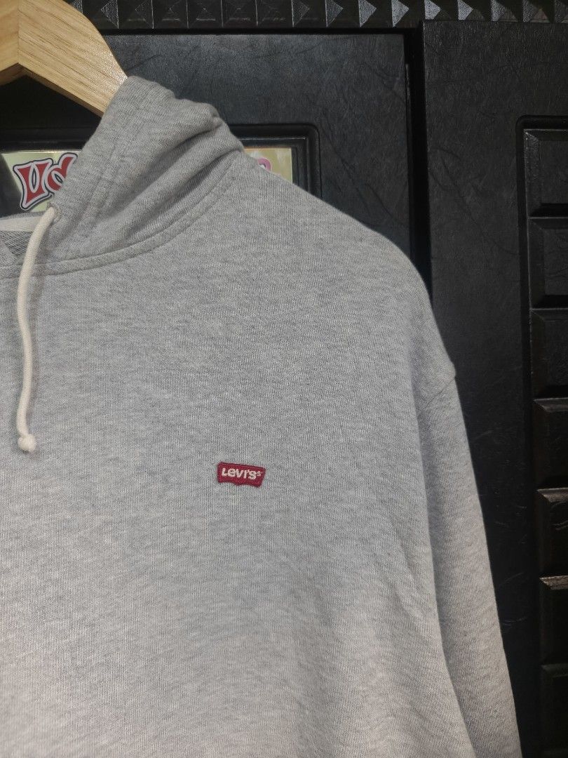 Levis minimal logo hoodie (Category: Hoodies) located in San Isidro. Submitted by goldendogs (Listing ID 1468882926, Image 2). Description: Levis Minimal logo hoodie Size Large ( 28.5 × 22.5 ) Excellent condition Flawless Dm 📥.